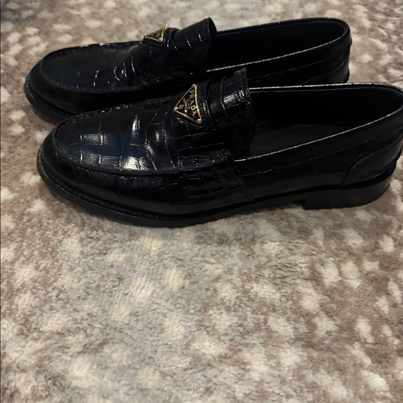 Prada classic loafers worn twice! Size 38.